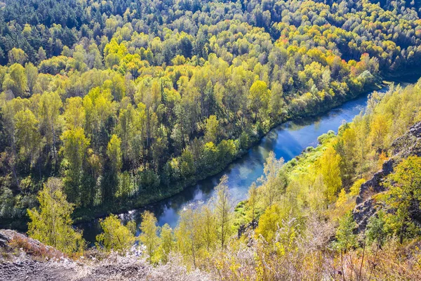 Paesaggio d'autunno. Veduta del fiume Siberiano Berd, dalla roccia — Foto Stock