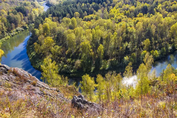 Höstlandskap. Utsikt över floden Siberian Berd, från klippan — Stockfoto