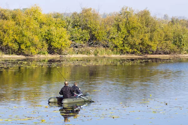 Vissers Roeien op een opblaasbare boot te vangen van de roofvis — Stockfoto