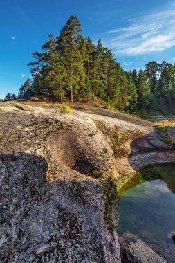 Turochak köyünün cazibesi aşk taşıdır. Turochaksky ilçesi, Altai Cumhuriyeti, Batı Sibirya 'nın güneyi, Rusya