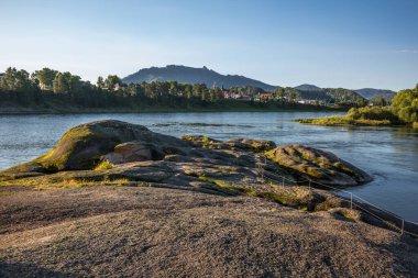 Biya Nehri manzarası, Aşk Taşı ve Turokhaksky köyü, Altai Cumhuriyeti, Batı Sibirya 'nın güneyi, Rusya