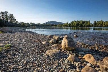 Biya Nehri manzarası, Aşk Taşı ve Turokhaksky köyü, Altai Cumhuriyeti, Batı Sibirya 'nın güneyi, Rusya