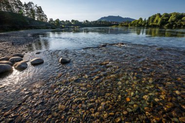 Biya Nehri manzarası, Aşk Taşı ve Turokhaksky köyü, Altai Cumhuriyeti, Batı Sibirya 'nın güneyi, Rusya