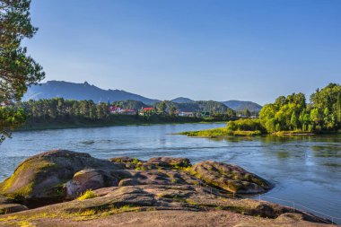 Biya Nehri manzarası, Aşk Taşı ve Turokhaksky köyü, Altai Cumhuriyeti, Batı Sibirya 'nın güneyi, Rusya