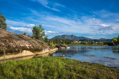 Biya Nehri manzarası, Aşk Taşı ve Turokhaksky köyü, Altai Cumhuriyeti, Batı Sibirya 'nın güneyi, Rusya