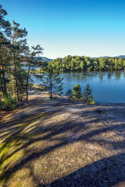 Biya nehrinin kıyısındaki aşk taşının manzarası. Turochak köyü, Turochaksky bölgesi, Altai Cumhuriyeti, Batı Sibirya 'nın güneyi, Rusya