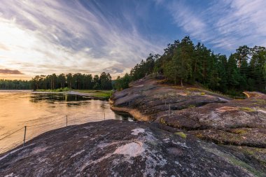 Biya nehrinin kıyısındaki aşk taşının manzarası. Turochak köyü, Turochaksky bölgesi, Altai Cumhuriyeti, Batı Sibirya 'nın güneyi, Rusya