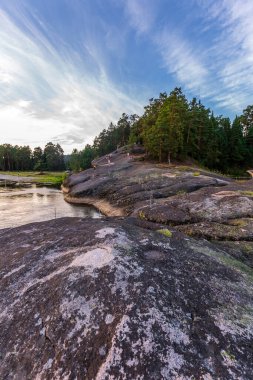 Biya nehrinin kıyısındaki aşk taşının manzarası. Turochak köyü, Turochaksky bölgesi, Altai Cumhuriyeti, Batı Sibirya 'nın güneyi, Rusya