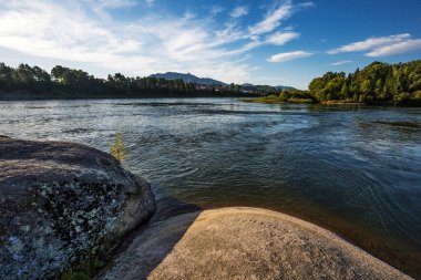 Biya nehrinin kıyısındaki aşk taşının manzarası. Turochak köyü, Turochaksky bölgesi, Altai Cumhuriyeti, Batı Sibirya 'nın güneyi, Rusya