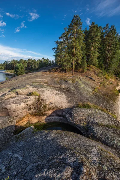 Turochak köyünün cazibesi aşk taşıdır. Turochaksky ilçesi, Altai Cumhuriyeti, Batı Sibirya 'nın güneyi, Rusya