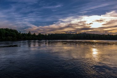 Turochak köyünün yakınlarındaki Biya Nehri manzarası. Turochaksky bölgesi, Altai Cumhuriyeti, Batı Sibirya 'nın güneyi, Rusya