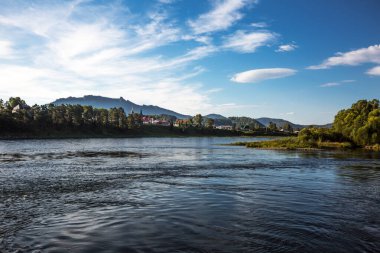 Turochak köyünü, Biya nehrini ve Salop 'umu görüyorum. Turochaksky bölgesi, Altai Cumhuriyeti, Batı Sibirya 'nın güneyi, Rusya