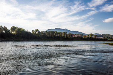 Turochak köyünü, Biya nehrini ve Salop 'umu görüyorum. Turochaksky bölgesi, Altai Cumhuriyeti, Batı Sibirya 'nın güneyi, Rusya