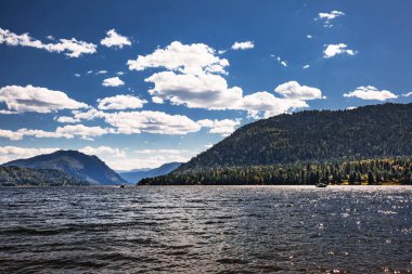 Teletskoye Gölü 'nün ve Artybash köyünün çevresindeki dağların manzarası. Turochaksky bölgesi, Altai Cumhuriyeti, Batı Sibirya 'nın güneyi, Rusya