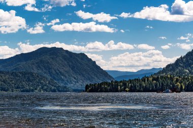 Teletskoye Gölü 'nün ve Artybash köyünün çevresindeki dağların manzarası. Turochaksky bölgesi, Altai Cumhuriyeti, Batı Sibirya 'nın güneyi, Rusya