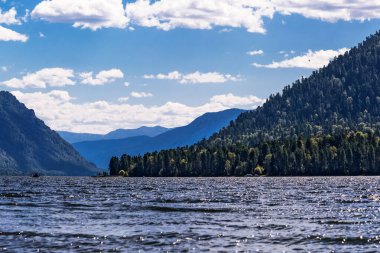 Teletskoye Gölü 'nün ve Artybash köyünün çevresindeki dağların manzarası. Turochaksky bölgesi, Altai Cumhuriyeti, Batı Sibirya 'nın güneyi, Rusya