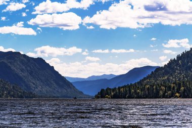Teletskoye Gölü 'nün ve Artybash köyünün çevresindeki dağların manzarası. Turochaksky bölgesi, Altai Cumhuriyeti, Batı Sibirya 'nın güneyi, Rusya