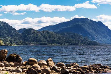 Teletskoye Gölü 'nün ve Artybash köyünün çevresindeki dağların manzarası. Turochaksky bölgesi, Altai Cumhuriyeti, Batı Sibirya 'nın güneyi, Rusya