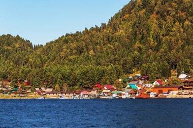 Artybash köyü, Teletskoye Gölü ve kozalaklı taygayla kaplı dağlar. Turochaksky bölgesi, Altai Cumhuriyeti, Batı Sibirya 'nın güneyi, Rusya
