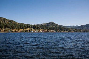 Artybash köyü, Teletskoye Gölü ve kozalaklı taygayla kaplı dağlar. Turochaksky bölgesi, Altai Cumhuriyeti, Batı Sibirya 'nın güneyi, Rusya