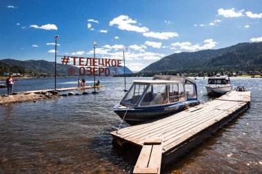 Artybash Köyü, Turochaksky İlçesi, Altai Cumhuriyeti, Rusya-20 Ağustos 2020: Teletskoye Gölü üzerindeki Artybash köyündeki rıhtım ve eğlence tekneleri