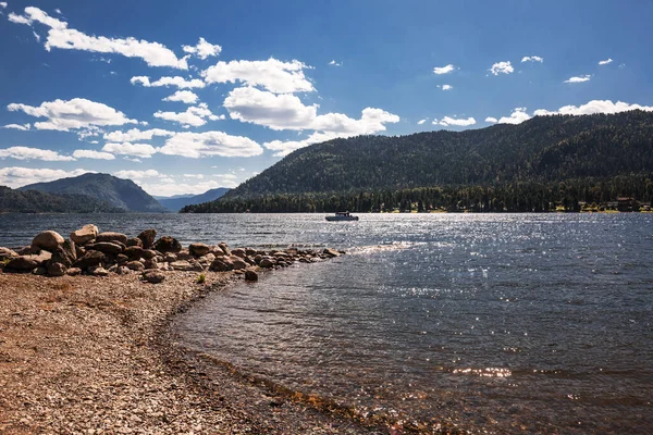 Vista Del Lago Teletskoye Las Montañas Circundantes Desde Pueblo Artybash —  Fotos de Stock