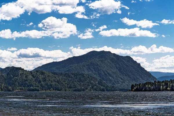 Teletskoye Gölü 'nün ve Artybash köyünün çevresindeki dağların manzarası. Turochaksky bölgesi, Altai Cumhuriyeti, Batı Sibirya 'nın güneyi, Rusya