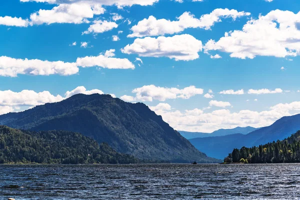Teletskoye Gölü 'nün ve Artybash köyünün çevresindeki dağların manzarası. Turochaksky bölgesi, Altai Cumhuriyeti, Batı Sibirya 'nın güneyi, Rusya