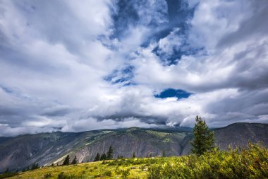 Chulyshman Nehir Vadisi yakınlarındaki Chulyshman dağlarının manzarası. Ulagansky bölgesi, Altai Cumhuriyeti, Batı Sibirya 'nın güneyi, Rusya