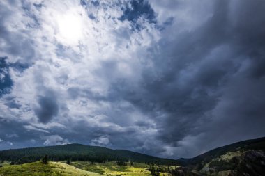 Chulyshman Nehir Vadisi yakınlarındaki Chulyshman dağlarının manzarası. Ulagansky bölgesi, Altai Cumhuriyeti, Batı Sibirya 'nın güneyi, Rusya
