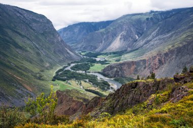 Chulyshman Vadisi 'nin Katu-Yaryk geçidinde Chulyshman nehri manzarası. Ulagansky bölgesi, Altai Cumhuriyeti, Batı Sibirya 'nın güneyi, Rusya
