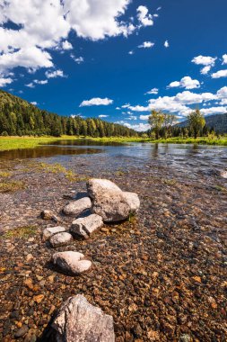 Bii Nehri 'nin kaynakları Artybash ve Teletskoye Gölü yakınlarındaki dağlar ve taygayla çevrilidir. Altai Cumhuriyeti 'nin Turochaksky ilçesi, Rusya, Batı Sibirya' nın güneyi.
