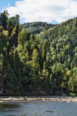 Bii Nehri 'nin kaynakları Artybash ve Teletskoye Gölü yakınlarındaki dağlar ve taygayla çevrilidir. Altai Cumhuriyeti 'nin Turochaksky ilçesi, Rusya, Batı Sibirya' nın güneyi.