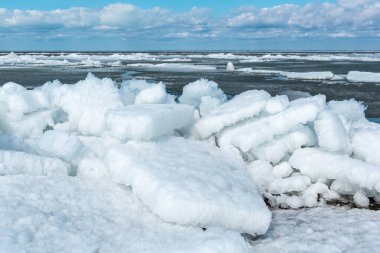 Kadın doğum nehrindeki kar beyazı buzun erimesi. Batı Sibirya, Novosibirsk bölgesi, Rusya
