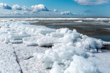 Kadın doğum nehrindeki kar beyazı buzun erimesi. Batı Sibirya, Novosibirsk bölgesi, Rusya