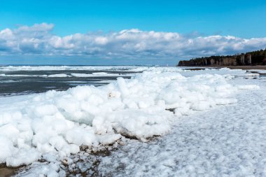 Kadın doğum nehrindeki kar beyazı buzun erimesi. Batı Sibirya, Novosibirsk bölgesi, Rusya
