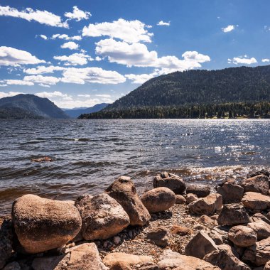 Teletskoye Gölü 'nün ve Artybash köyünün çevresindeki dağların manzarası. Turochaksky bölgesi, Altai Cumhuriyeti, Batı Sibirya 'nın güneyi, Rusya
