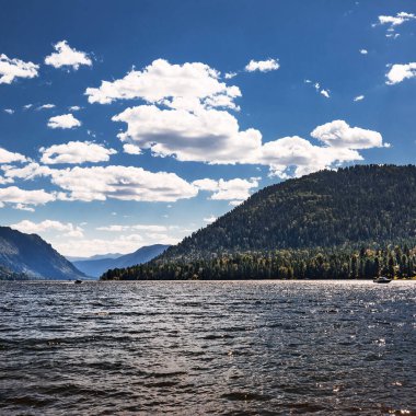 Teletskoye Gölü 'nün ve Artybash köyünün çevresindeki dağların manzarası. Turochaksky bölgesi, Altai Cumhuriyeti, Batı Sibirya 'nın güneyi, Rusya