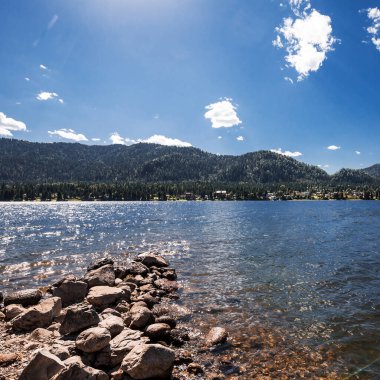 Teletskoye Gölü 'nün ve Artybash köyünün çevresindeki dağların manzarası. Turochaksky bölgesi, Altai Cumhuriyeti, Batı Sibirya 'nın güneyi, Rusya