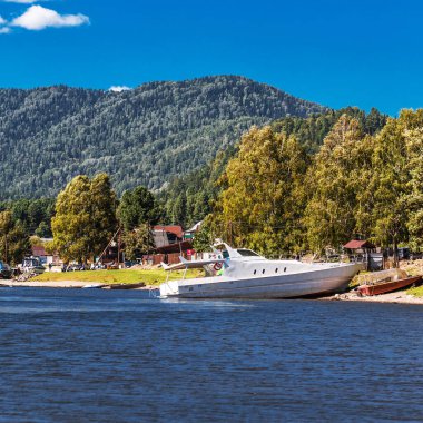 Artybash Köyü, Turochaksky Bölgesi, Altai Cumhuriyeti, Rusya-20 Ağustos 2020: Keyifli bir tekneyle Teletskoye Gölü manzarası