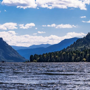 Teletskoye Gölü 'nün ve Artybash köyünün çevresindeki dağların manzarası. Turochaksky bölgesi, Altai Cumhuriyeti, Batı Sibirya 'nın güneyi, Rusya