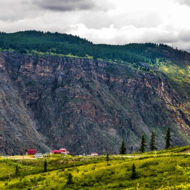 Chulyshman Dağları, Chulyshman Nehri Kanyonu 'nda. Ulagansky Bölgesi, Altai Cumhuriyeti, Rusya