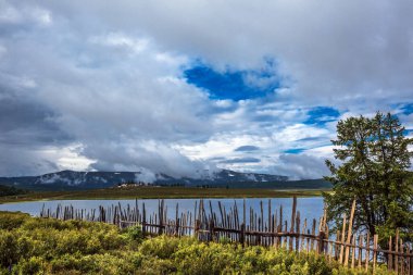 Uzunkel Dağı Gölü dağlar ve bulutlarla çevrilidir. Altai Cumhuriyeti 'nin Ulagan ilçesi
