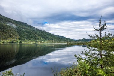 Cheybekkel Dağı Gölü dağlar ve kozalaklı taygayla çevrilidir. Altai Cumhuriyeti 'nin Ulagan ilçesi