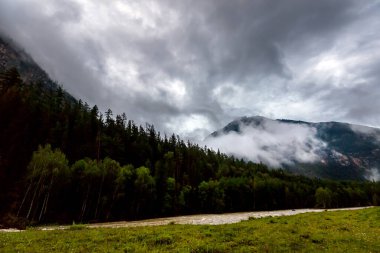 Bulutlu bir yaz akşamında Chuya Nehri. Gorny Altai 'nin Ongudaysky ilçesi, Rusya