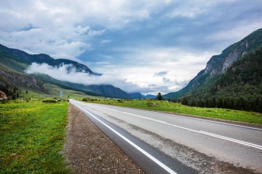 Chuysky yolu sabahın erken saatlerinde, dağlar arası vadide sisli bir yol. Gorny Altai 'nin Ongudaysky ilçesi, Rusya