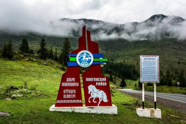 ULAGANSKY DISTRICT, Altai REPUBLIC, RUSSIA - 22 Temmuz 2020: Chuysky yolu üzerindeki Gorny Altai 'nin Ulagansky ilçesinin yol işareti