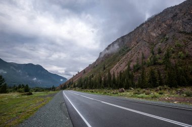 Chuysky yolu sabah erken saatlerde dağlar arası vadide. Ulagansky Bölgesi, Altai Cumhuriyeti, Rusya