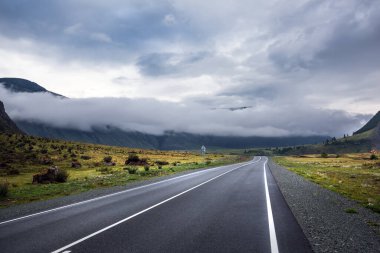 Chuysky yolu sabah erken saatlerde dağlar arası vadide. Ulagansky Bölgesi, Altai Cumhuriyeti, Rusya