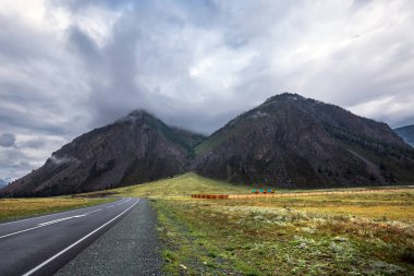Chuysky yolu sabah erken saatlerde dağlar arası vadide. Ulagansky Bölgesi, Altai Cumhuriyeti, Rusya